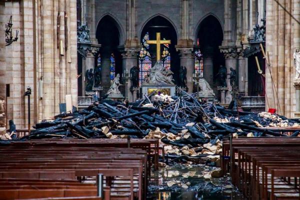 Παναγία των Παρισίων: Βραχυκύκλωμα «βλέπουν» ως αιτία της καταστροφικής πυρκαγιάς