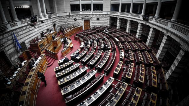 Βουλή: Ψηφίστηκε το νομοσχέδιο του υπουργείου Εθνικής Άμυνας