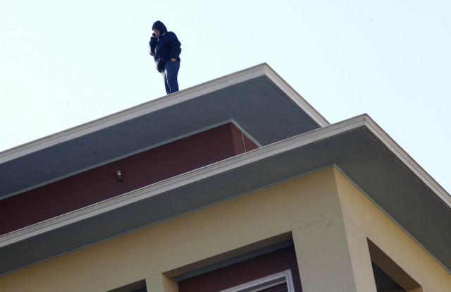 Άνδρας απειλεί να πέσει από την ταράτσα του υπουργείου Εσωτερικών [Εικόνες]