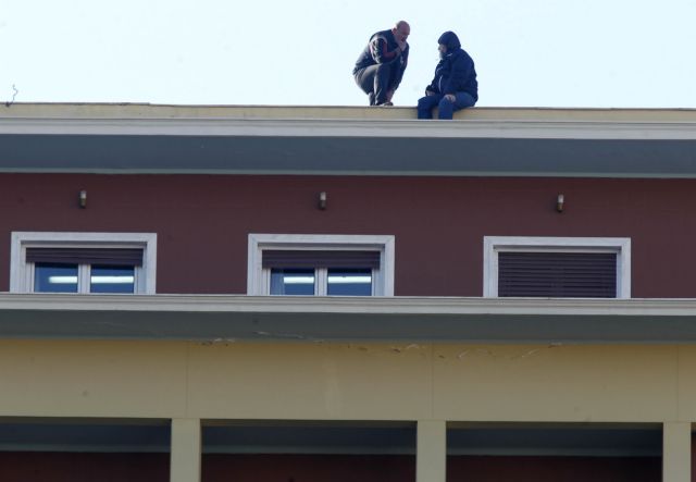 Αίσιο τέλος με τον συμβασιούχο που απειλούσε να πέσει από το υπουργείο Εσωτερικών