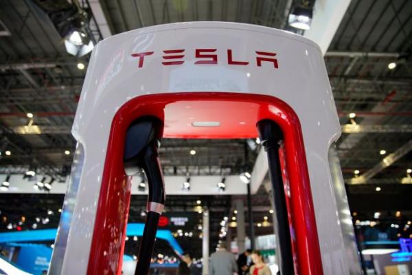 Αυτοκίνητο της Tesla τυλίγεται μυστηριωδώς στις φλόγες