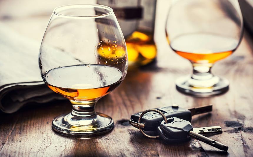 Ιατροδικαστές: Το 35% των Ελλήνων πιάνει τιμόνι ενώ έχει πιει