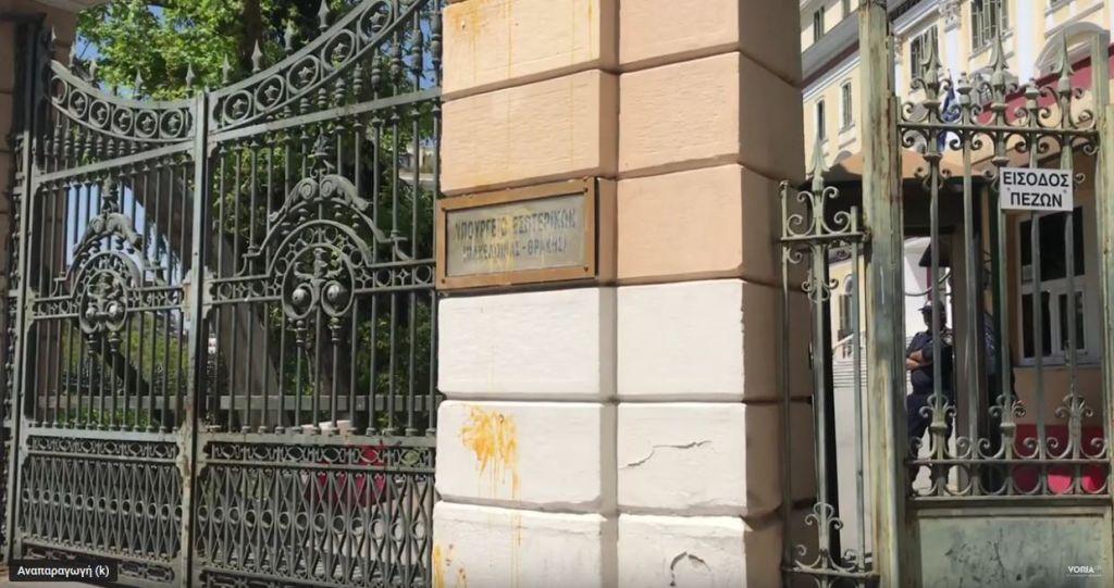 Θεσσαλονίκη: Μαθητές πέταξαν αυγά στην είσοδο του ΥΜΑΘ