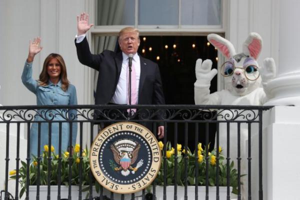 Η πόζα του Τραμπ με τον πασχαλινό κούνελο