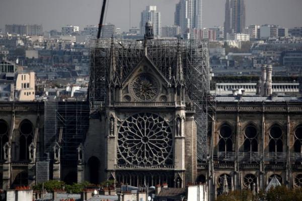 Παναγία των Παρισίων: Εργάτες κάπνιζαν στον ναό παρά την απαγόρευση