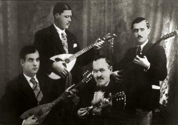 Η αγάπη για τα ρεμπέτικα μας οδηγεί στη Σύρο