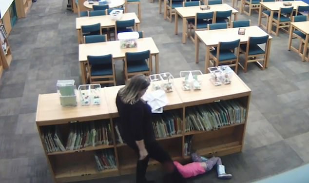 Νηπιαγωγός κλωτσά 5χρονο κοριτσάκι επειδή κρύφτηκε στη βιβλιοθήκη