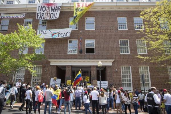 Επέμβαση της αστυνομίας στην πρεσβεία της Βενεζουέλας στις ΗΠΑ