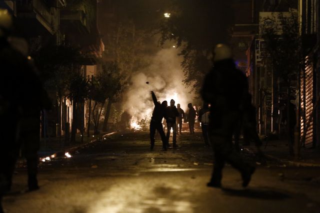 Πεδίο μάχης για ακόμα μια νύχτα τα Εξάρχεια – Τραυματισμός αστυνομικού