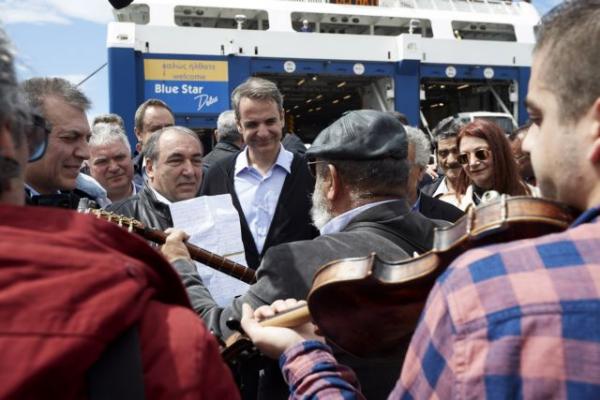 Θερμή υποδοχή Μητσοτάκη στη Νάξο