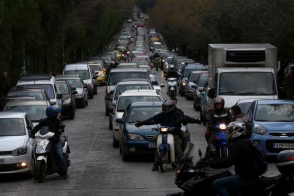 Χάος στους δρόμους της Αθήνας εξαιτίας βροχόπτωσης και χαλαζόπτωσης