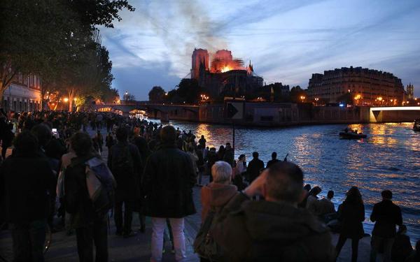 Παναγία των Παρισίων : Ανήμποροι βλέπουν την Notre Dame να καίγεται