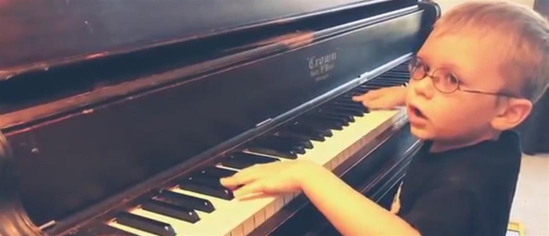Συγκίνηση: 6χρονος με σχεδόν μηδενική όραση μαγεύει στο πιάνο