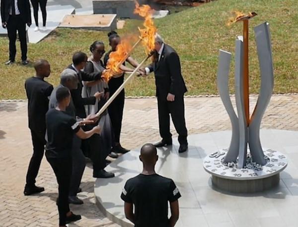 Απίστευτο: Ο Γιούνκερ παραλίγο να βάλει φωτιά στην Πρώτη Κυρία της Ρουάντα