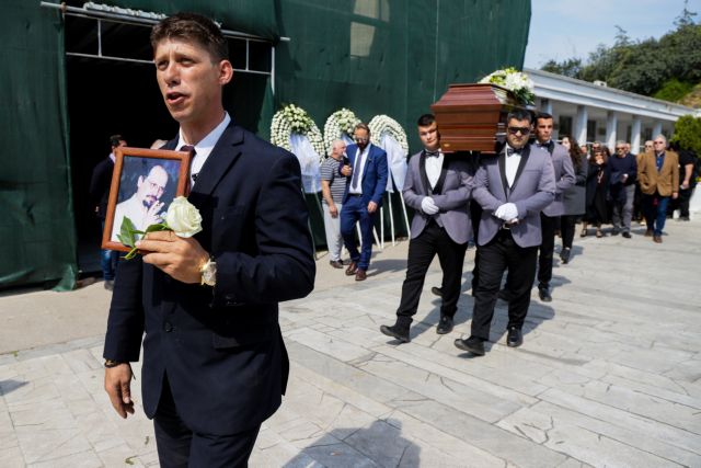 Το τελευταίο «αντίο» στον Βασίλη Λυριτζή – Πλήθος κόσμου αποχαιρετά τον δημοσιογράφο [Εικόνες]