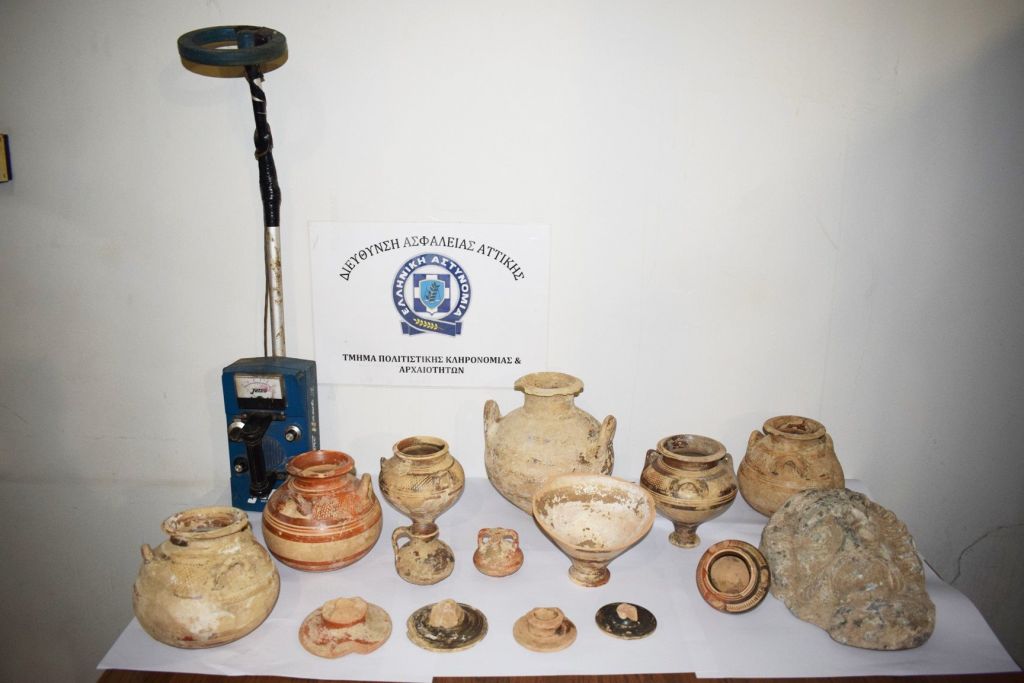 Σύλληψη αρχαιοκάπηλων στη Μεσσηνία -Είχαν αγγεία, αμφορείς και λίθινο προσωπείο