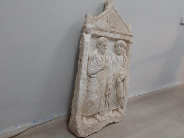 Μαρμάρινη επιτύμβια στήλη βρέθηκε στα χέρια αρχαιοκάπηλων – Τρεις συλλήψεις