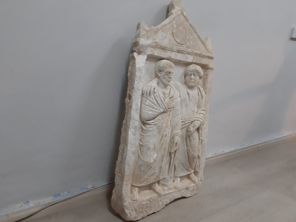 Μαρμάρινη επιτύμβια στήλη βρέθηκε στα χέρια αρχαιοκάπηλων – Τρεις συλλήψεις