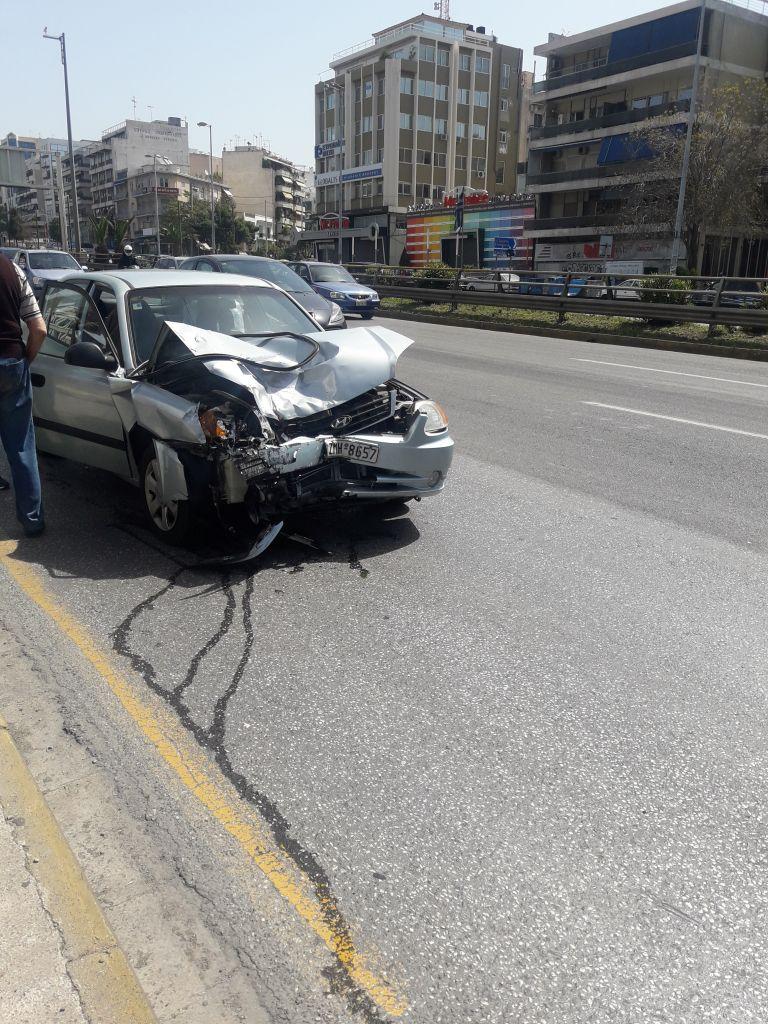 Καραμπόλα αυτοκινήτων χωρίς τραυματίες στη Λεωφόρο Συγγρού [εικόνες]