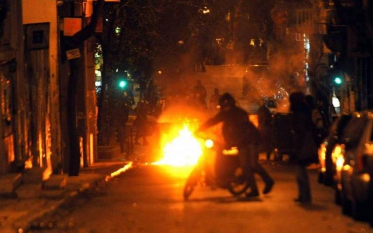 Εξάρχεια: Επιβλήθηκε ο νόμος των καλάσνικοφ