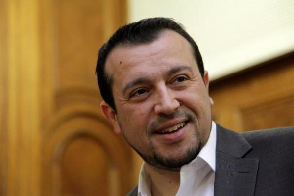 Ο Παππάς έδωσε στον Γαβρά μεγαλύτερη επιχορήγηση απ’ ότι στη σειρά The Durrells του Netflix!