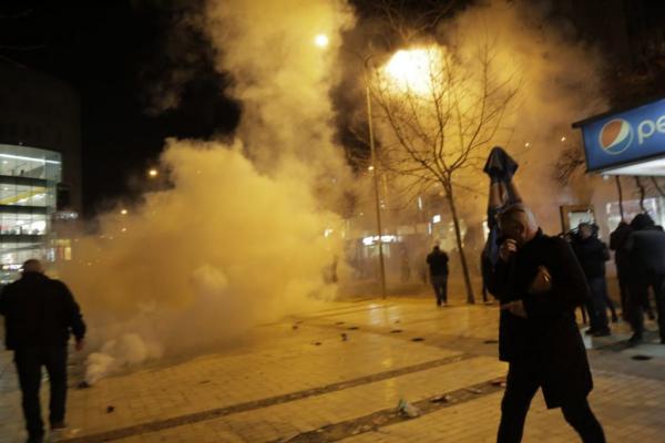 Επεισόδια και χημικά στα Τίρανα – Διαδηλωτές επιχείρησαν να εισβάλουν στο κτίριο της κυβέρνησης