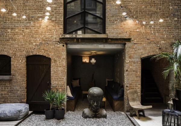 Ένας παλιός πυροσβεστικός σταθμός μετατράπηκε σε ένα μποέμ κλαμπ