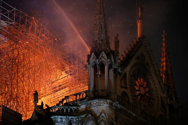 Παναγία των Παρισίων : Εξαπλώνεται η πυρκαγιά – Κραυγή αγωνίας από τους πυροσβέστες