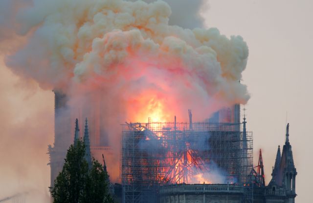 Παραδομένη στις φλόγες η Παναγία των Παρισίων - Κατέρρευσε η οροφή του ιστορικού ναού