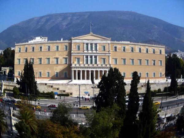 Καμπανάκια από το Επιστημονικό Συμβούλιο της Βουλής για αιγιαλό και «κούρεμα» οφειλών Δημοσίου