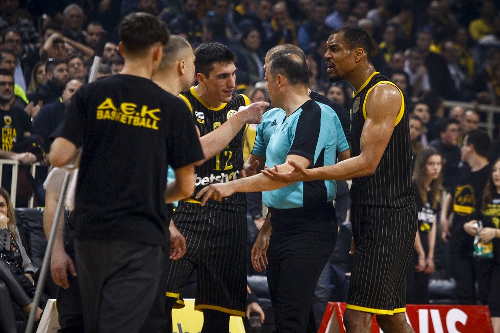 Έξαλλοι στην ΑΕΚ με τους ρέφερι