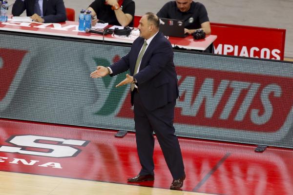 «Τρελάθηκε» ο Ερνάκ: «Ο Γκος ζητάει τα τηλέφωνα των μανάδων σας» (vid)