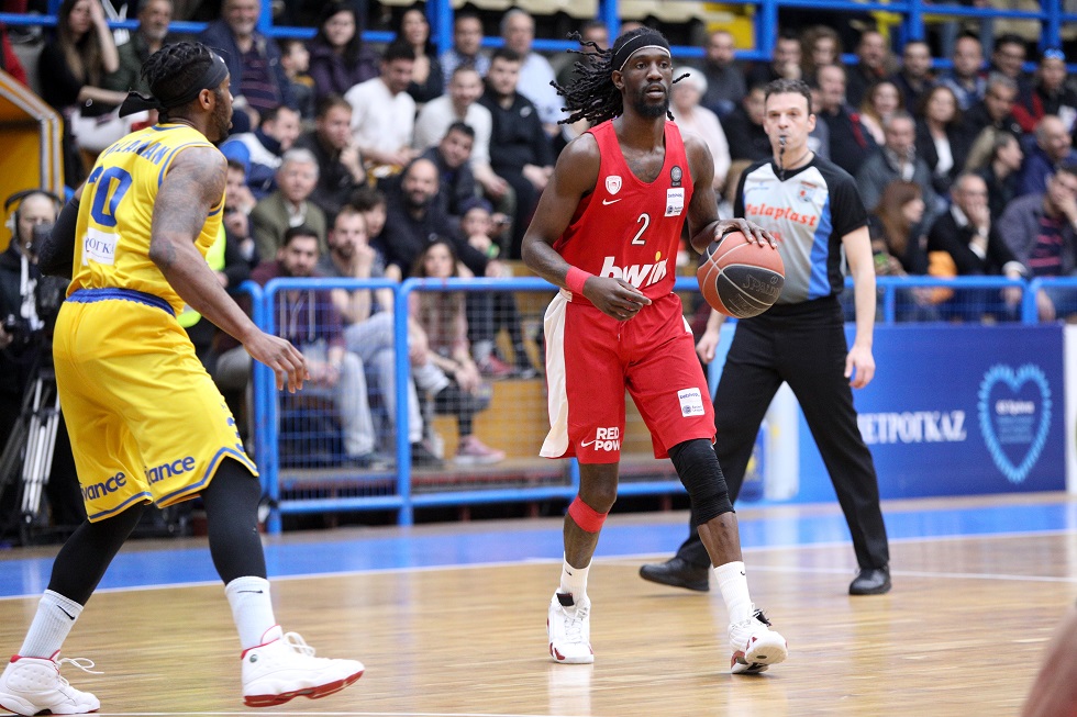 Εξαλλοι στον Ολυμπιακό με τους διαιτητές!