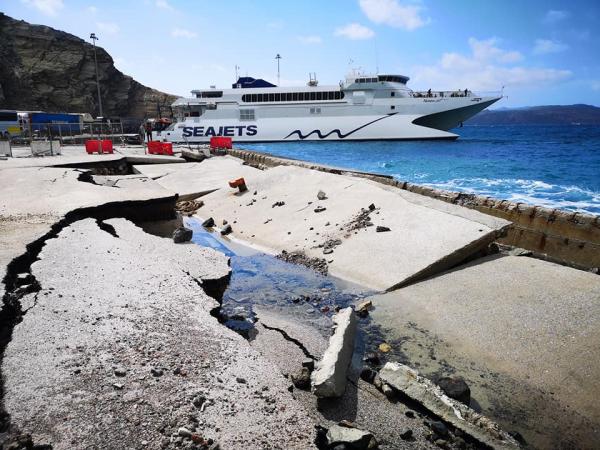 Καταστροφές από τα κύματα στο λιμάνι της Σαντορίνης