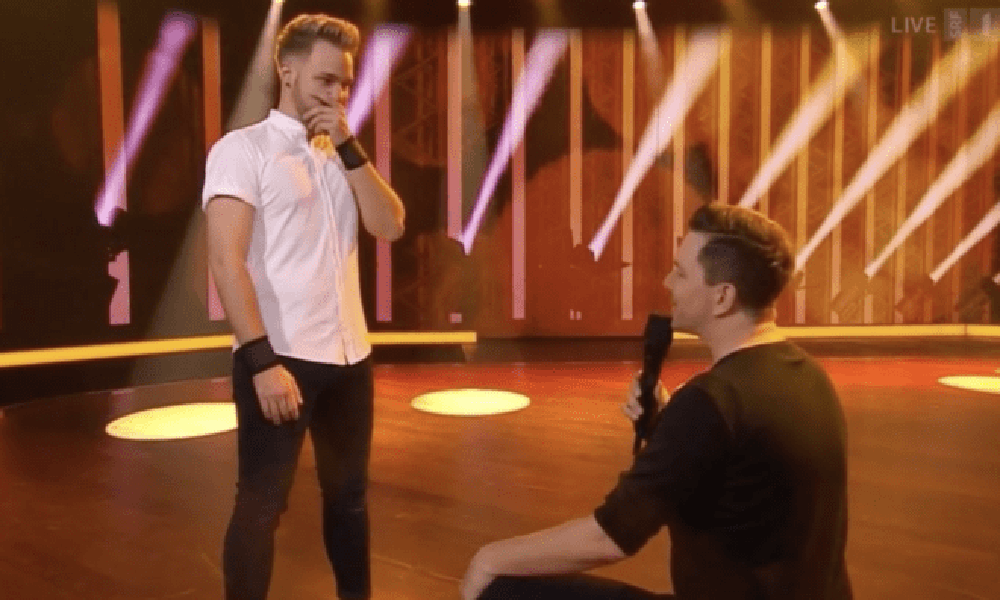 Παρουσιαστής έκανε πρόταση γάμου live στον σύντροφό του