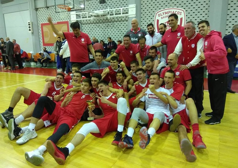 Σε αυτόν αφιέρωσαν την κούπα οι πρωταθλητές Εφηβοι του Ολυμπιακού