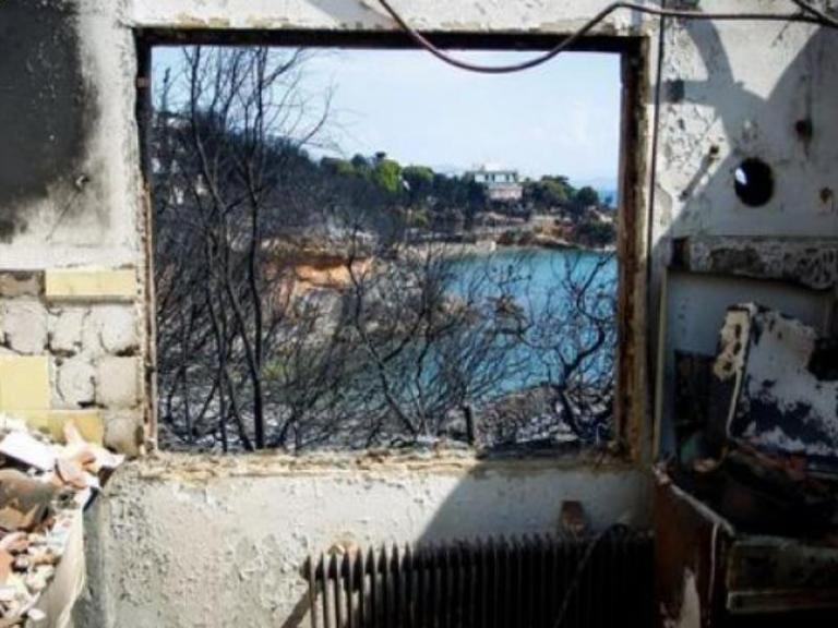 «Αυθαίρετη» κυβέρνηση – Το καλοκαίρι έφταιγαν οι νεκροί στο Μάτι, τώρα προχωρά σε μαζικές νομιμοποιήσεις στον αιγιαλό