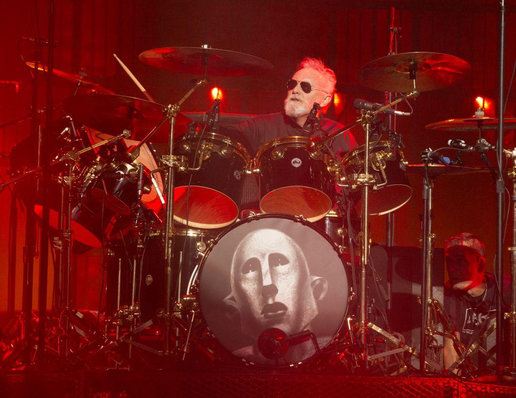 «Οι Γκάνστερ κυβερνούν αυτόν τον κόσμο» λέει ο Ρότζερ Τέιλορ των Queen