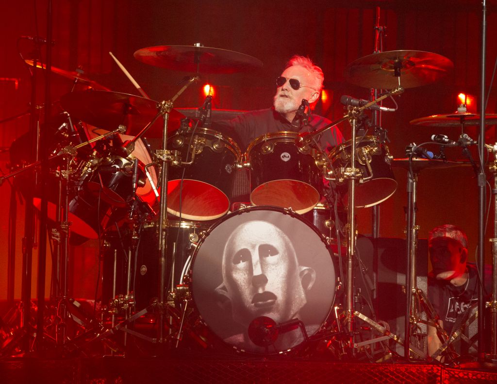 «Οι Γκάνστερ κυβερνούν αυτόν τον κόσμο» λέει ο Ρότζερ Τέιλορ των Queen