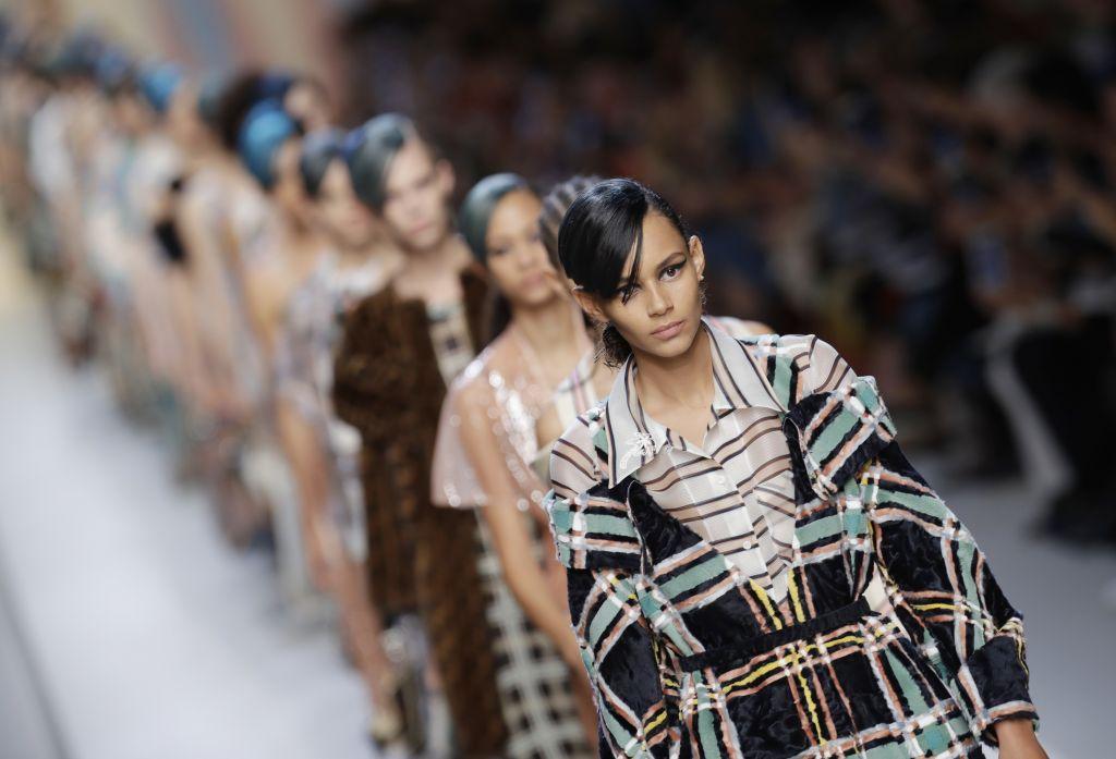 Ο οίκος Fendi αφιερώνει την επόμενη επίδειξη του στον Καρλ Λάγκερφλεντ