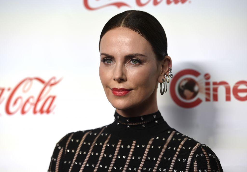 Η Σαρλίζ Θερόν αποκαλύπτει πως μεγαλώνει τον γιο της σαν κορίτσι