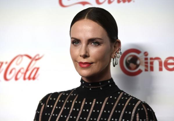 Η Σαρλίζ Θερόν αποκαλύπτει πως μεγαλώνει τον γιο της σαν κορίτσι