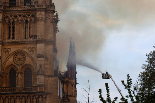 Παναγία των Παρισίων: Τι απειλεί με κατάρρευση τον ναό, εκτός από τη φωτιά