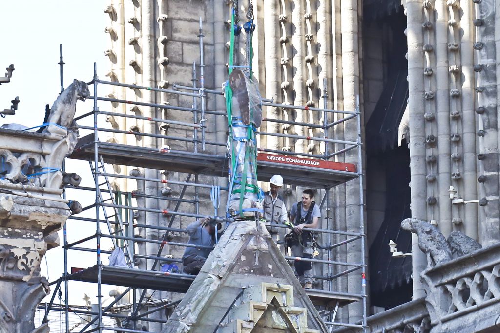 Παναγία των Παρισίων: «Σε κατάσταση τοξικού απορρίμματος» ο ναός, λέει οικολογική οργάνωση