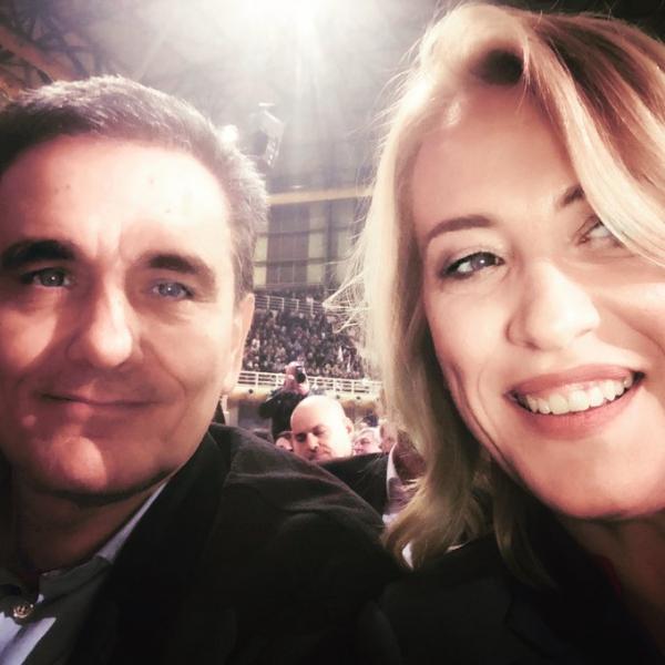 Δούρου: Αγνώριστη σε selfie στο Γαλάτσι με τον Τσακαλώτο