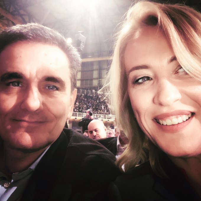 Δούρου: Αγνώριστη σε selfie στο Γαλάτσι με τον Τσακαλώτο