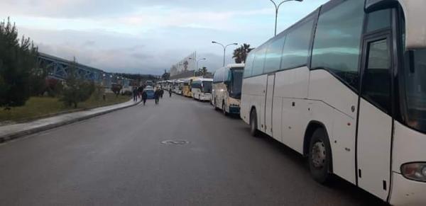 «Να μπαίνεις σε πούλμαν για να δεις Τζουμάκα» – Το Twitter δίνει ρέστα με την «παρέλαση» Τσίπρα