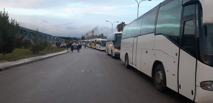 «Να μπαίνεις σε πούλμαν για να δεις Τζουμάκα» – Το Twitter δίνει ρέστα με την «παρέλαση» Τσίπρα