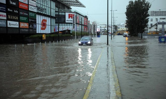 «Βουλιάζουν» δρόμοι στην Αττική από την έντονη βροχόπτωση
