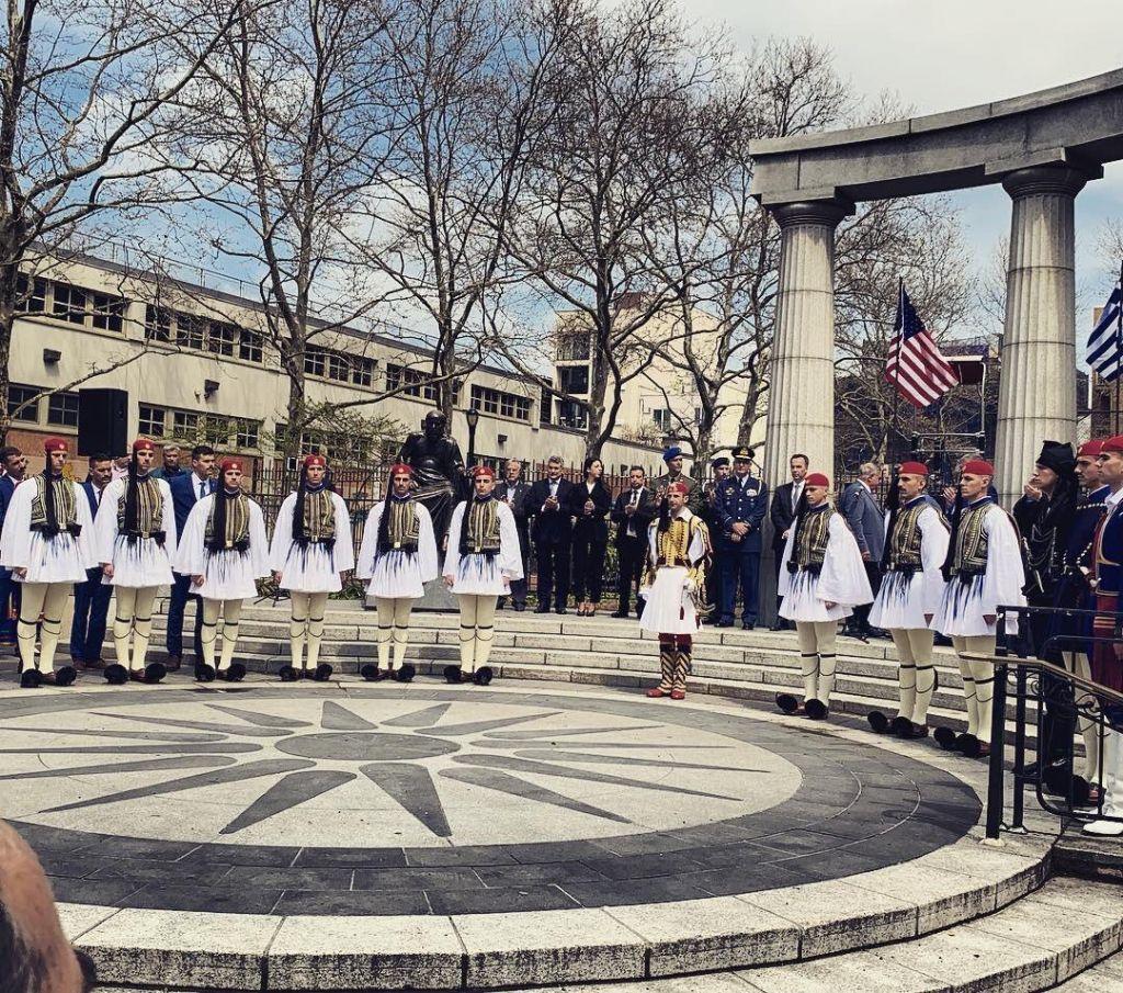 Έπαρση της ελληνικής σημαίας με Εύζωνες στην Αστόρια
